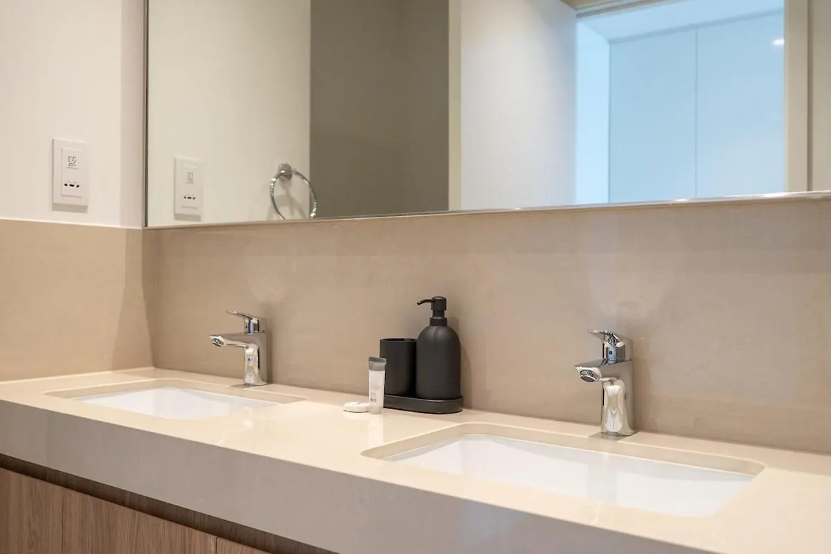Elegant 2-Bedroom With Comfy Living Area In Downtown Dubai