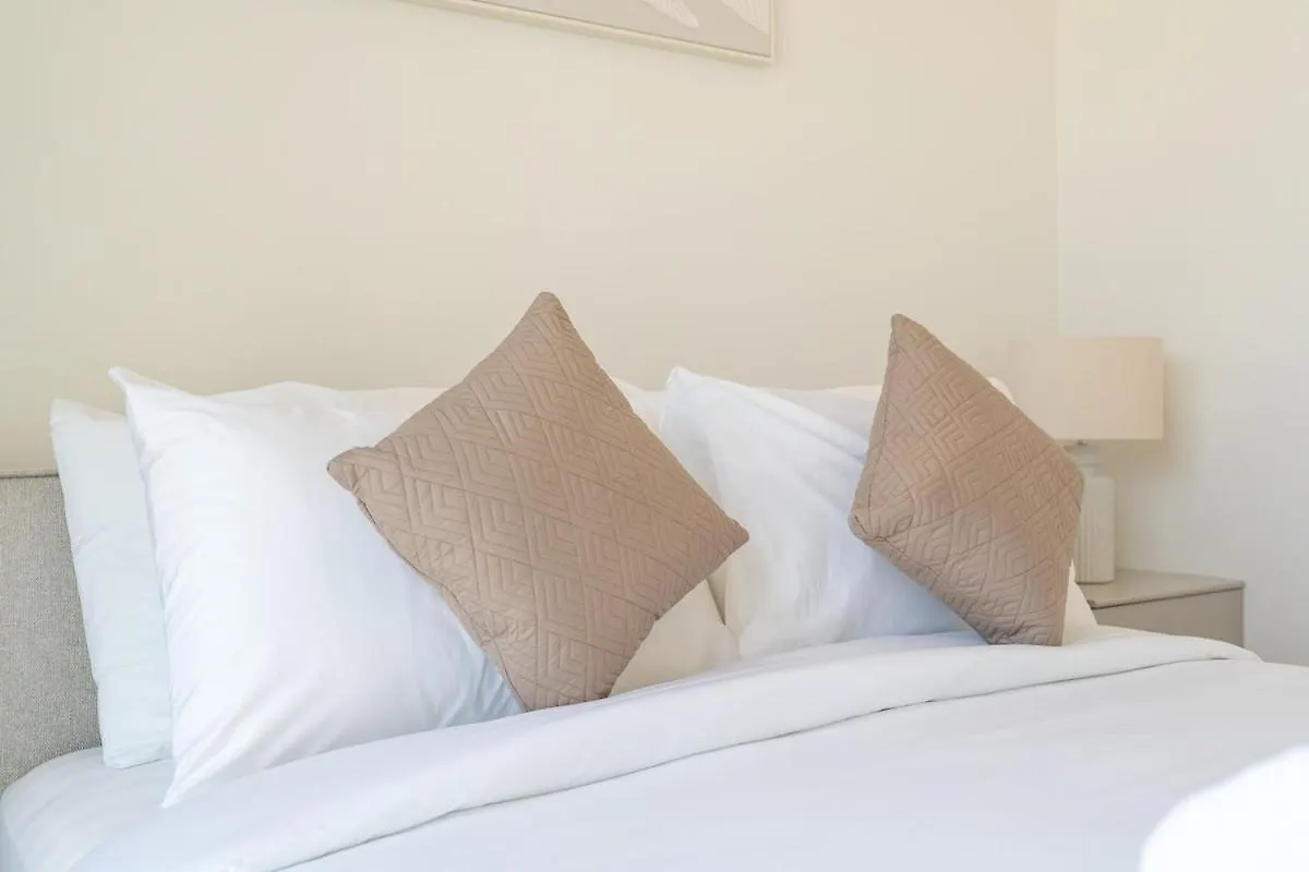 Elegant 2-Bedroom With Comfy Living Area In Downtown Dubai