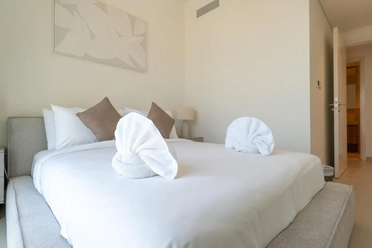 Elegant 2-Bedroom With Comfy Living Area In Downtown Dubai