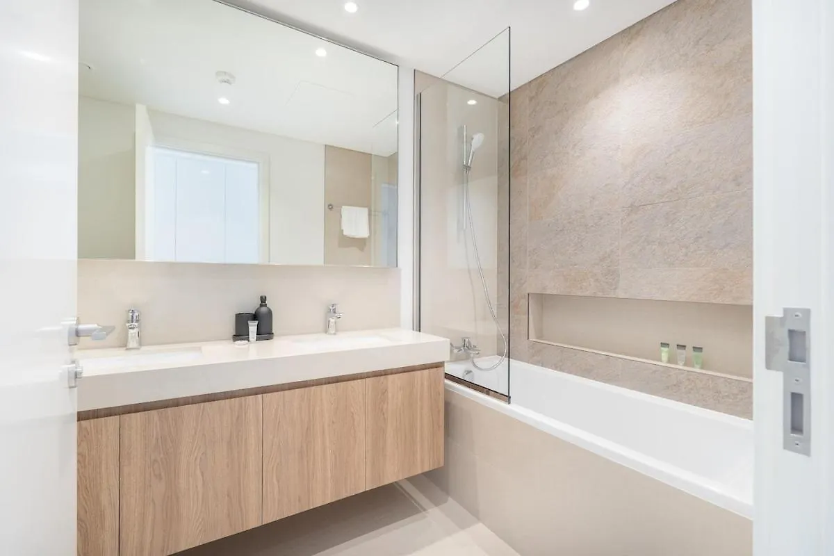 Elegant 2-Bedroom With Comfy Living Area In Downtown Dubai 0*,  United Arab Emirates